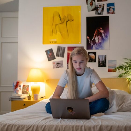 Nastolatka spędza czas w swoim nowoczesnym pokoju