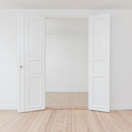 Pokój z białymi ścianami i białymi drzwiami