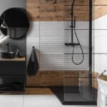 Ciemna łazienka z drewnem – eleganckie i nieoczywiste połączenie